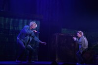 水江建太扮するアッシュ・リンクスと、早乙女友貴扮するフレデリック・オーサーの決闘シーン。