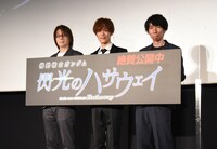 左から村瀬修功監督、小野賢章、ハサウェイ・ノア役の小野賢章、プロデューサーの小形尚弘。