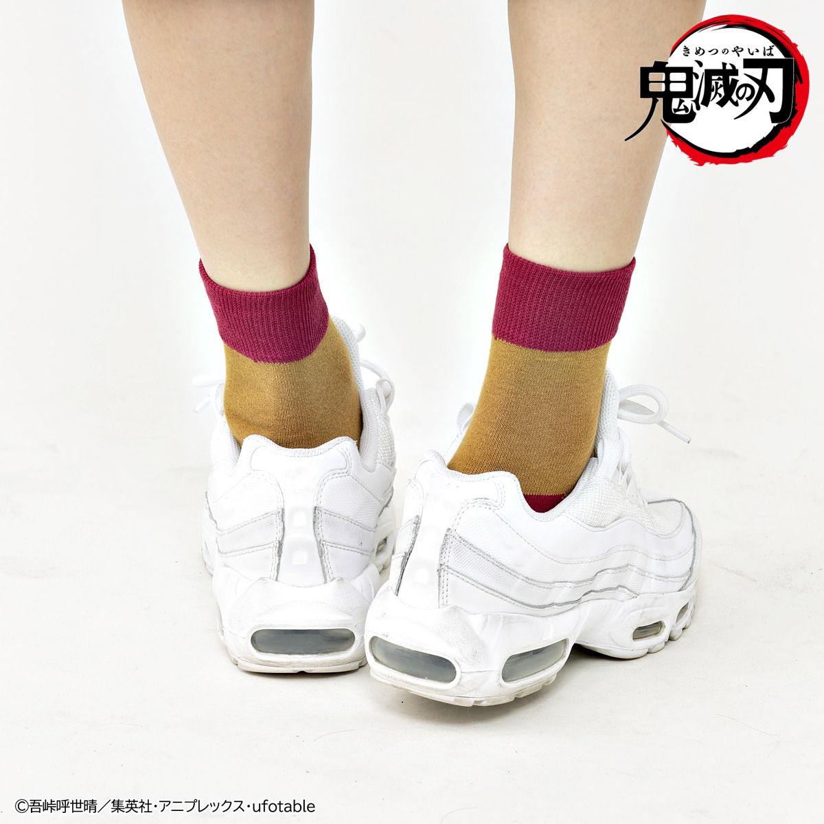 「『鬼滅の刃 柱ソックス』煉獄杏寿郎」の着用イメージ。