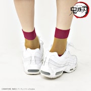 「『鬼滅の刃 柱ソックス』煉獄杏寿郎」の着用イメージ。