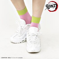 「『鬼滅の刃 柱ソックス』甘露寺蜜璃」の着用イメージ。