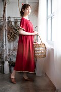 「Donguri Closet 限定 借りぐらしのアリエッティ リラックスウェア 花咲くお庭のワンピース」の着用イメージ。