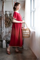 「Donguri Closet 限定 借りぐらしのアリエッティ リラックスウェア 花咲くお庭のワンピース」の着用イメージ。