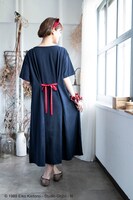 「Donguri Closet 限定 魔女の宅急便 リラックスウェア 魔女のワンピース ロング」の着用イメージ。