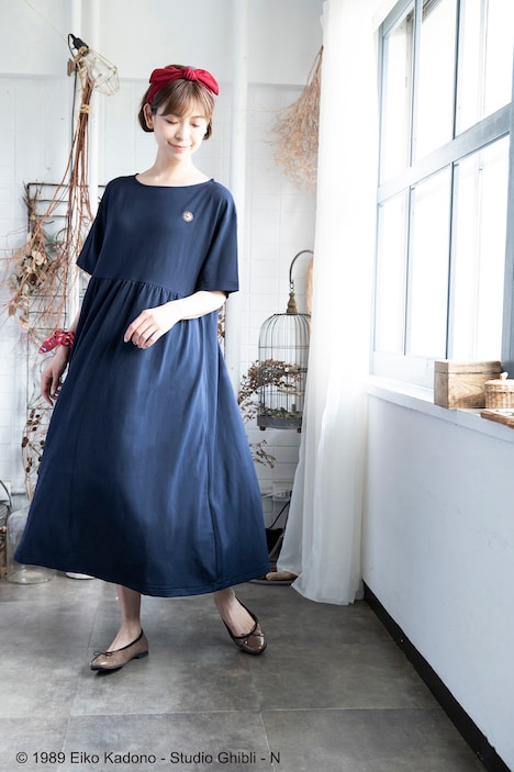 「Donguri Closet 限定 魔女の宅急便 リラックスウェア 魔女のワンピース ロング」の着用イメージ。