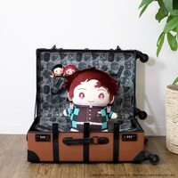 「鬼滅の刃 キャリーケース」と別売りのぬいぐるみ。