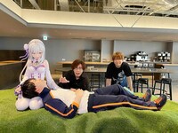 特番「ロードto異世界みゅーじあむ ～この素晴らしいみゅーじあむには、幼女も思わずゼロから始めたくなーる～」の出演者。手前が小林裕介。後列左から日野聡、福島潤。※専門家立ち会いのもと特別に許可を得て撮影している。実際は立像に触れることはできない。