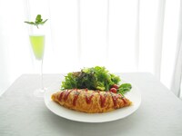 「朝食・夕食付きプラン」のカクテルとオムライス。