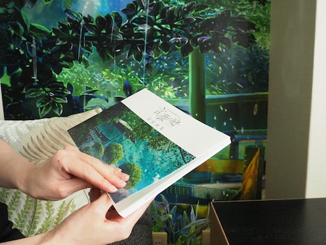 「新海誠監督作品 言の葉の庭 美術画集」を1冊プレゼント。