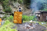 「焼絵」の制作風景。