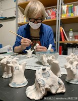 陶芸の制作風景。（陶芸・焼き絵協力：kamakura 山陶芸工房、たからの庭）