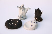 「あらがうヒト・あらがわないヒト」（陶芸・焼き絵協力：kamakura 山陶芸工房、たからの庭）