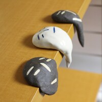 「垂れるヒト」（陶芸・焼き絵協力：kamakura 山陶芸工房、たからの庭）