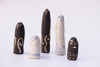 「生えてくるヒト」（陶芸・焼き絵協力：kamakura 山陶芸工房、たからの庭）