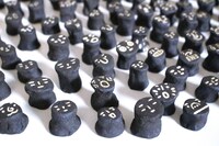 「上を向くヒトビト」（陶芸・焼き絵協力：kamakura 山陶芸工房、たからの庭）