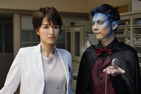 「あと15秒で死ぬ」より、吉瀬美智子演じる三上恵（左）、梶裕貴演じる死神（右）。