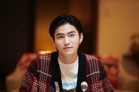 大平修蔵扮する里島敦。