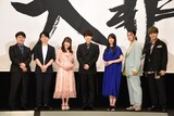 左から井上裕介（NON STYLE）、高木裕平、久野美咲、梶裕貴、雨宮天、福山潤、神尾晋一郎。