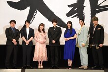 左から井上裕介（NON STYLE）、高木裕平、久野美咲、梶裕貴、雨宮天、福山潤、神尾晋一郎。