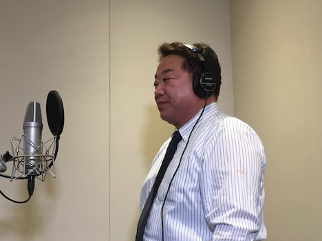 清水敏男市長のアフレコ収録の様子。