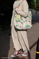 「となりのトトロ やおやさんシリーズ とうもろこしエコバック」の使用イメージ。