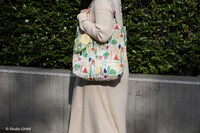 「となりのトトロ やおやさんシリーズ とうもろこしエコバック」の使用イメージ。