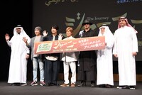 左からアソシエイトアートディレクターのアルファーリ・モハンマド氏、静野孔文監督、神谷浩史、古谷徹、黒田崇矢、プロデューサーの清水慎治氏、マンガプロダクションズ東京オフィスのアルマリキ・アハマド氏。