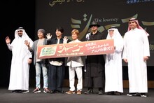 左からアソシエイトアートディレクターのアルファーリ・モハンマド氏、静野孔文監督、神谷浩史、古谷徹、黒田崇矢、プロデューサーの清水慎治氏、マンガプロダクションズ東京オフィスのアルマリキ・アハマド氏。