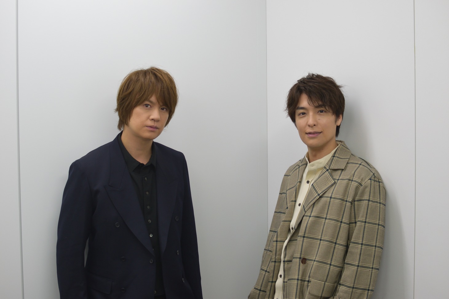 左から浦井健治、海宝直人。