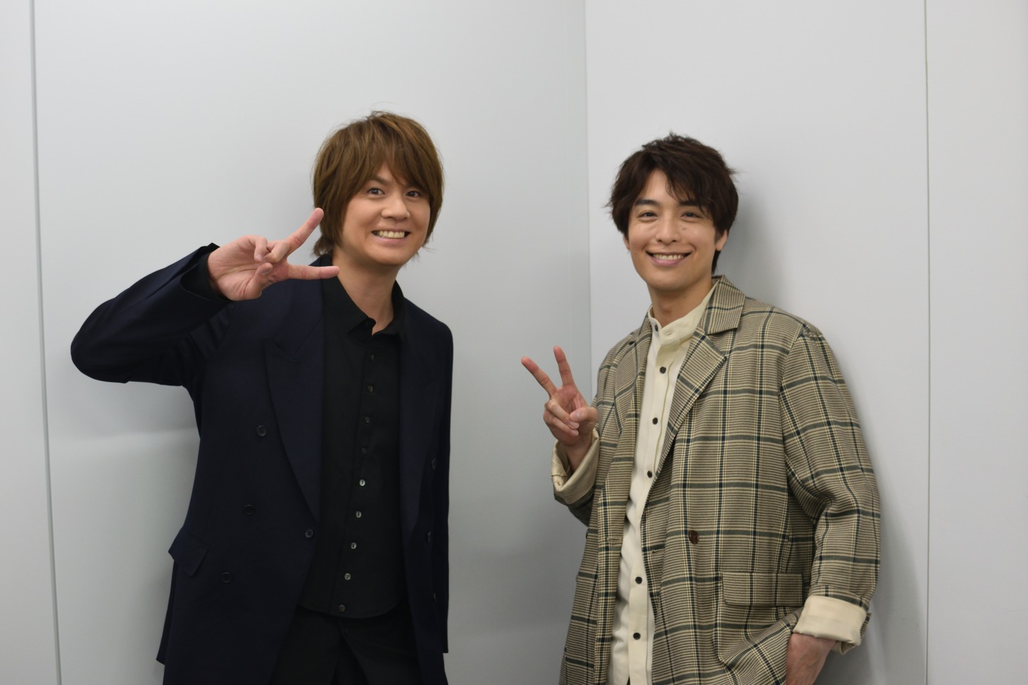 左から浦井健治、海宝直人。
