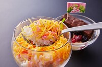 「Tricoloreの好物がコラボ!? ファルルが集めたお寿司＆ショコラ」