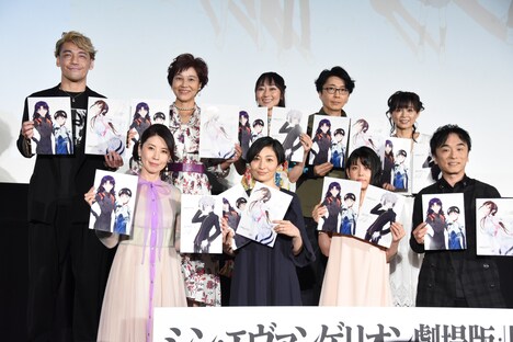 上段左から勝杏里、山口由里子、長沢美樹、岩永哲哉、岩男潤子。下段左から三石琴乃、坂本真綾、沢城みゆき、関智一。