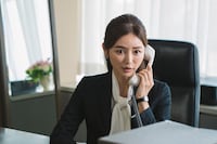 吹田役の加治ひとみ。