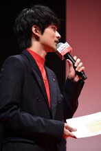 MCをする北村匠海。