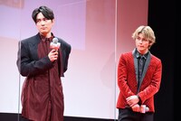 左から間宮祥太朗、眞栄田郷敦。