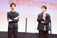 左から清水尋也、鈴木伸之。