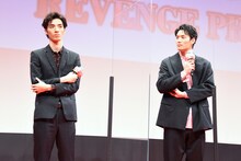 左から清水尋也、鈴木伸之。