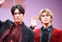 左から間宮祥太朗、眞栄田郷敦。