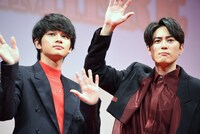 左から北村匠海、間宮祥太朗。