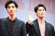 左から清水尋也、鈴木伸之。