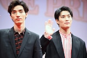 左から清水尋也、鈴木伸之。