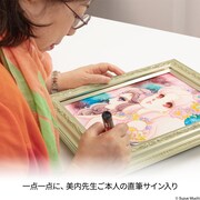 サインを入れる様子。