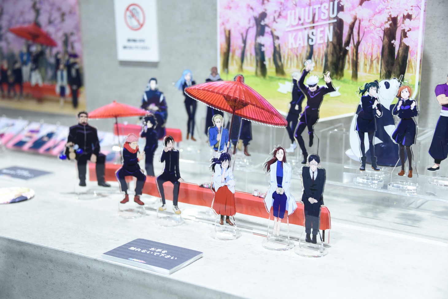 「アニメーション 呪術廻戦展」のグッズ売り場。