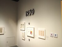 年代別展示の様子。