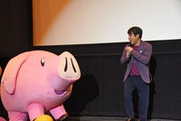 突如動き出したホークの着ぐるみに驚愕する井上裕介（NON STYLE）。