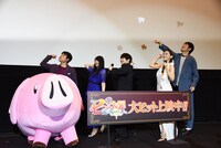 ヒットを祈願し、ホークを描いた紙飛行機を飛ばす登壇者たち。