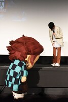 竈門炭治郎に挨拶する花江夏樹（右）。