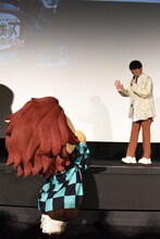 竈門炭治郎の着ぐるみに手を振る花江夏樹。