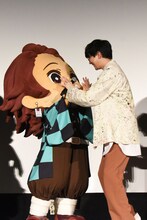 竈門炭治郎の着ぐるみとハイタッチする花江夏樹。