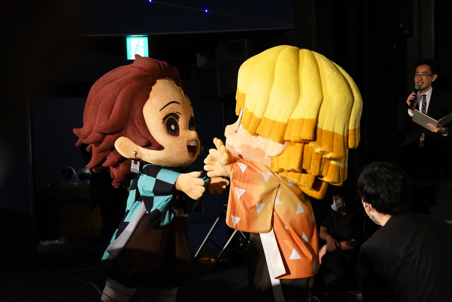 左から竈門炭治郎の着ぐるみ、我妻善逸の着ぐるみ。